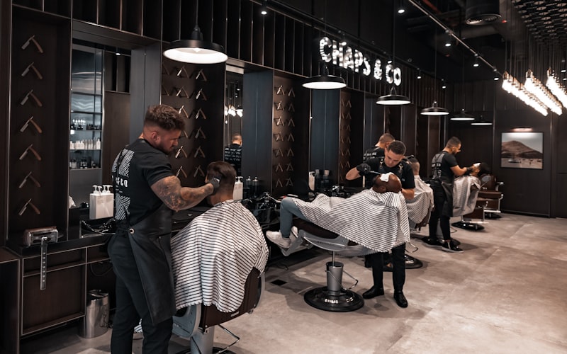 Cliente accueillie dans un salon de beauté